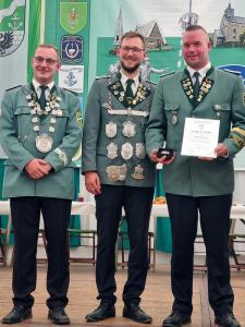 Christoph Busch erhält für seine Verdienste als Schützenkönig das SVK 