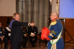 2017 wurde Adi Gassan bei der Investitur in Doorneburg (NL) zum Ritter in Bronze des Ordens van de Papegay ernannt.